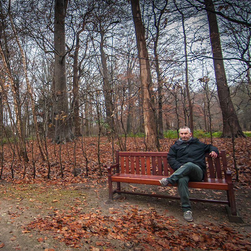 Man zit op een bankje uit te rusten in het park van Borgwal.