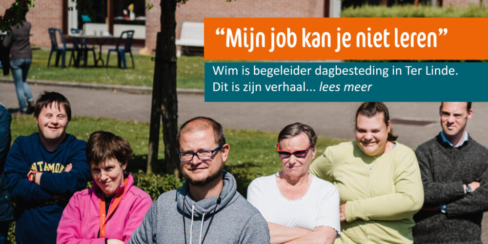 Deze banner bevat een stoere groepsfoto van een begeleider met 6 cliënten in Ter Linde. Ze bevat een quote "mijn job kan je niet leren" uit de getuigenis van begeleider Wim. Je kan doorklikken om de volledige getuigenis te lezen.